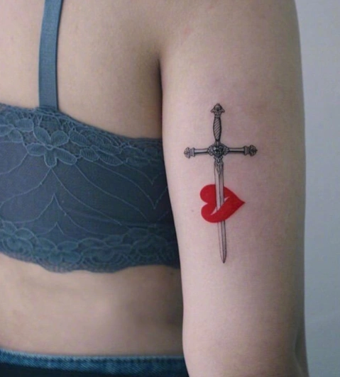 2020最新女生十字架纹身好看的十字架纹身设计图案6