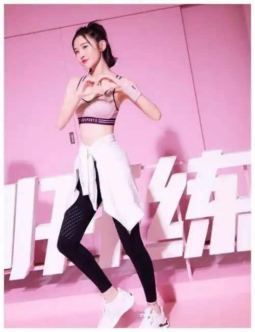 原创有种撒狗粮叫唐艺昕偷穿若昀的衣服很大很宽但巨显腿细