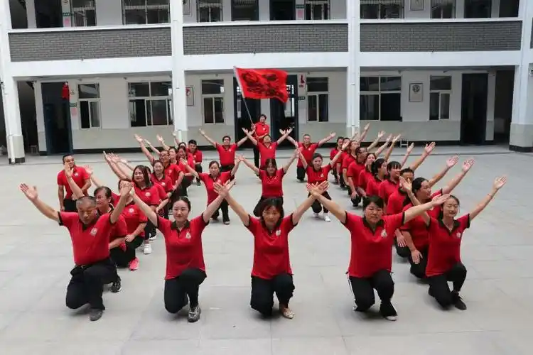 中学2020年秋季全体教师培训暨团队拓展训 写美篇九年级段队形展示