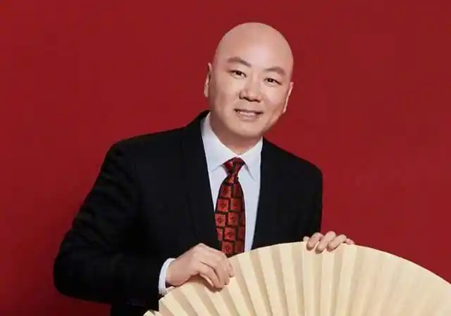 其实,54岁的郭冬临并没有向年龄妥协,从他晒出自己骑机车的照片中