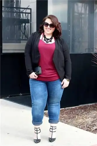 腰圆腿粗的女人,少穿打底裤,学学这位胖女人的穿着,显瘦还时髦