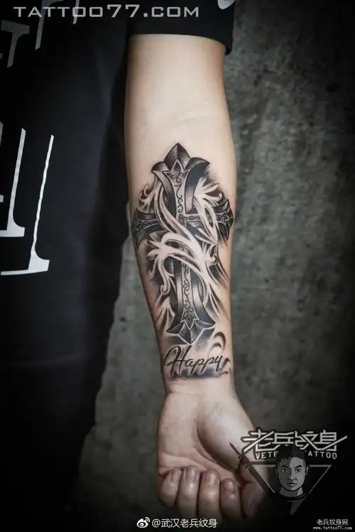 浏览           手臂欧美十字架黑灰刺青作品         肩部图腾