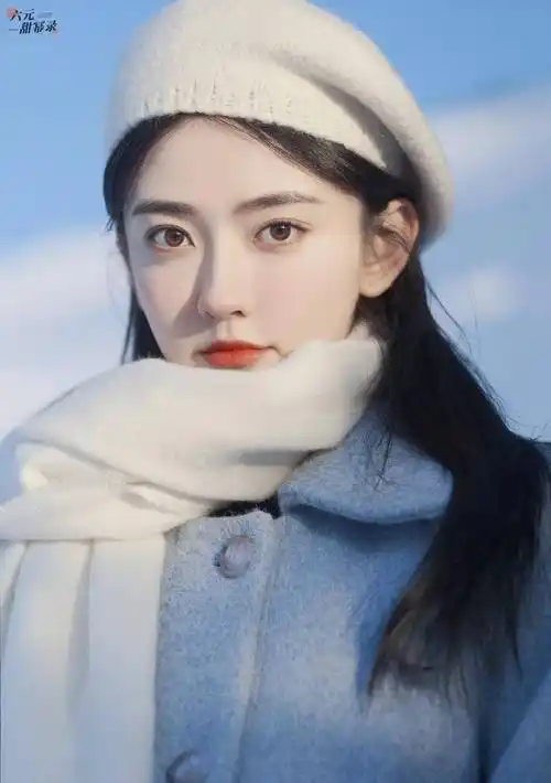 梁洁冬日氛围感照片,蓝色大衣贝雷帽造型好漂亮,笑容甜美像暖阳_玫瑰