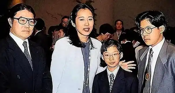 回顾香港名媛朱玲玲因为霍启刚离婚再婚嫁给身价600亿富豪