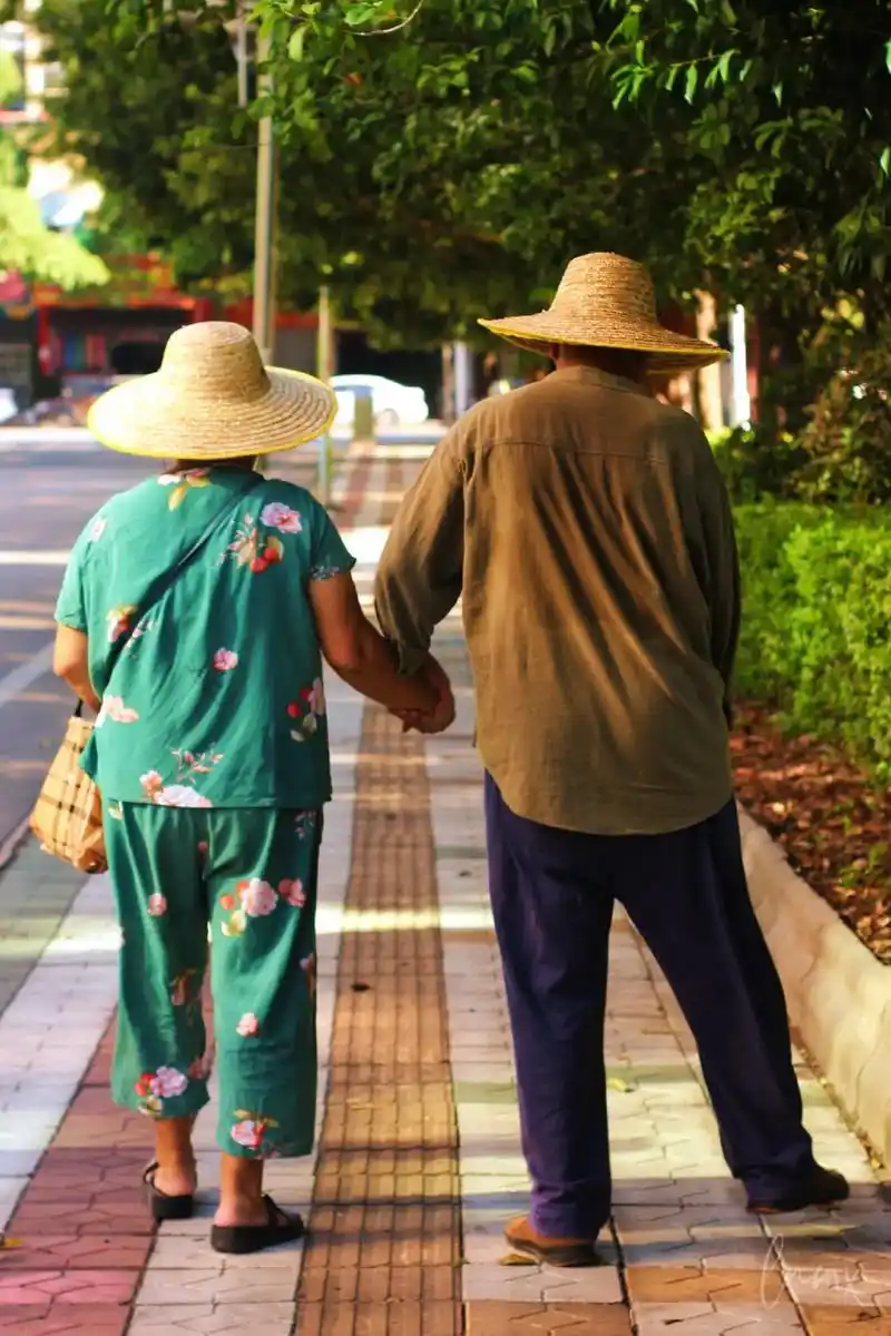 陪伴是最长情的告白_#人文摄影 #老人说爱是陪伴 #提到了 - 抖音