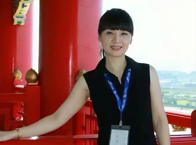 如今姚嘉现任浙江好酷影视有限公司总裁,身价不菲,53岁比年轻时成熟