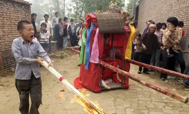 实拍既朴实又喜庆的农村婚礼:抬花轿吹唢呐,新娘还盖着大红盖头