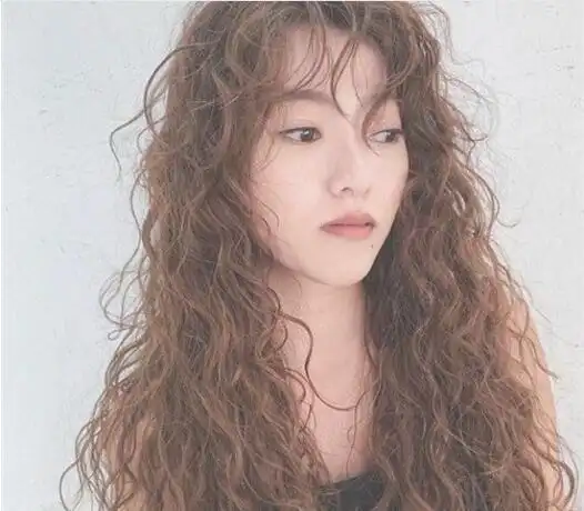 洋气的羊毛卷发发型留什么刘海好看