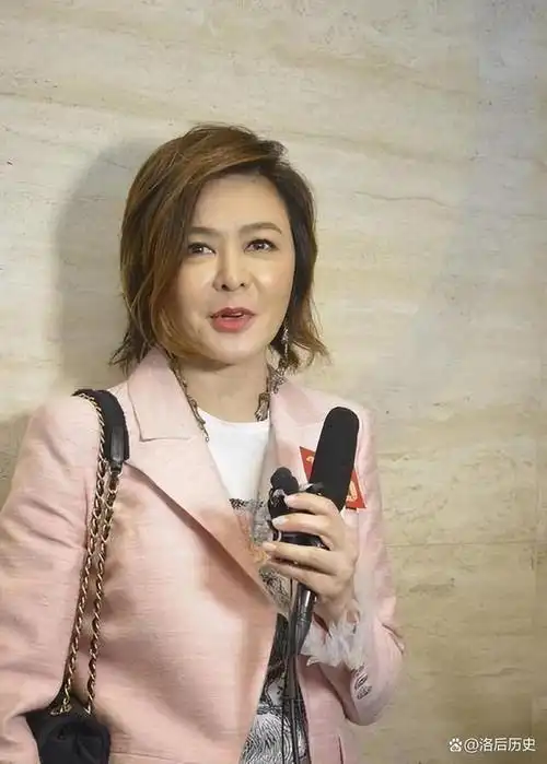 现在嫌她们丑,当年追成狗!这些发福的女明星,当年都是大美女