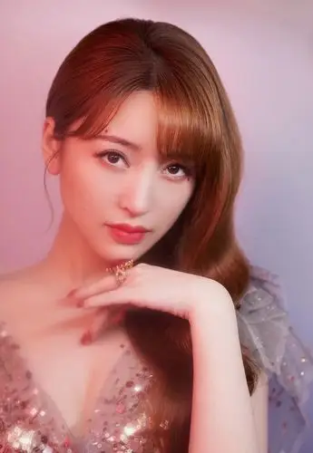 金莎身穿v领亮片连衣裙,展现凹凸身材