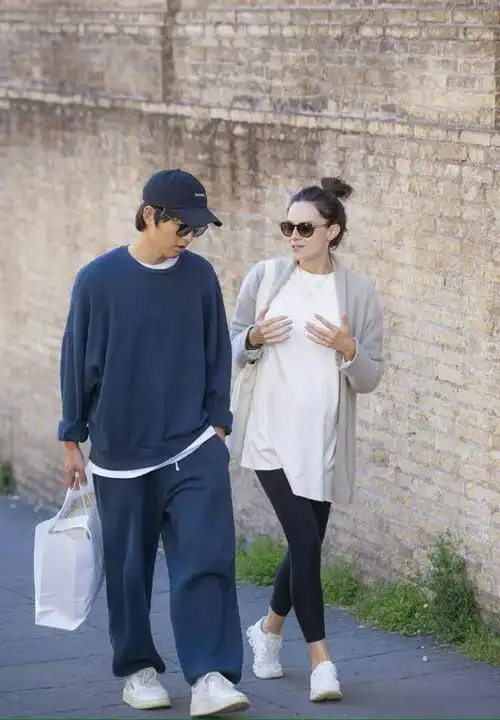 宋仲基携妻子现身罗马,夫妻俩牵手逛街幸福满溢,女方孕肚明显|宋慧乔