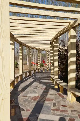 早晨阳光照到长廊上,投射的光影效果很好,正好等来了一位穿红衣服的人