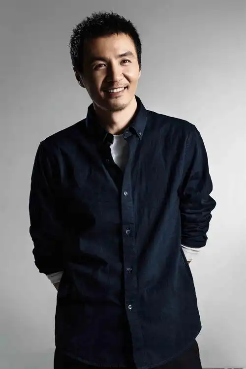 朴树的音乐风格多样,从《火车开往冬天》到《平凡之路》,从《生如夏花