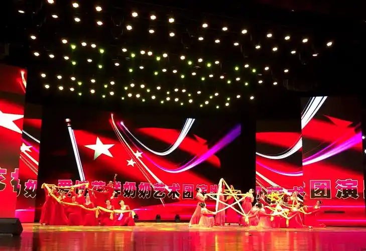 丝巾拉起的五角星,长裙舞出的中国红,花样奶奶深情款款的演绎,是人民