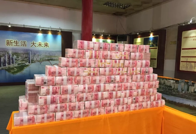 1200万现金堆成墙!开发商豪奖村民