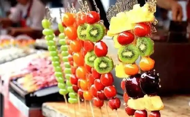 我们有专业的冰糖葫芦制作师傅,现场教大家制作,您可以将自己喜欢的