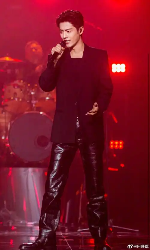 肖战为张淇庆生##明星娱乐综艺#近日,肖战为黑豹乐队主唱张淇庆生,献