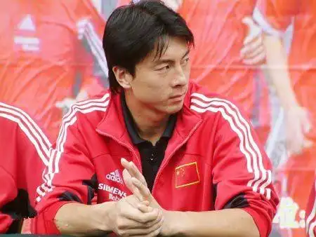 落魄的前大连国脚,与娇妻离异独自抚养女儿,为生计不惜当司机