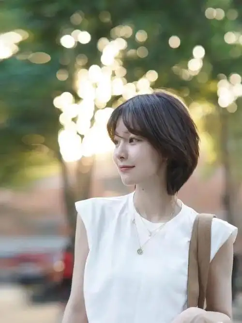 对于细软发质的女性,发型师可能会采用更短的层次来增加头发的