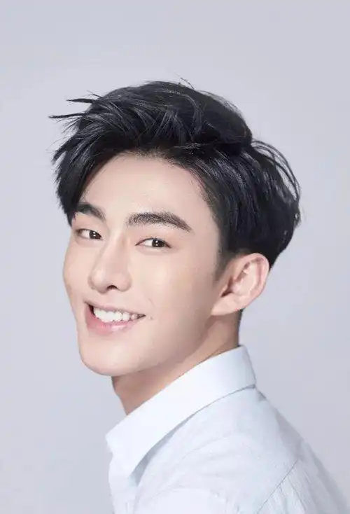 脸大男生剃的短头发发型男生合适的短卷头发造型