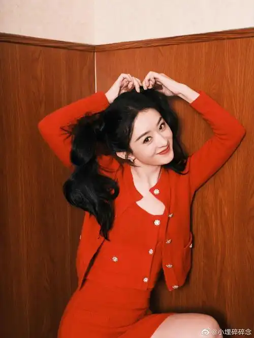 赵丽颖 一身红衣好有新年的氛围啊~可可爱爱的颖宝