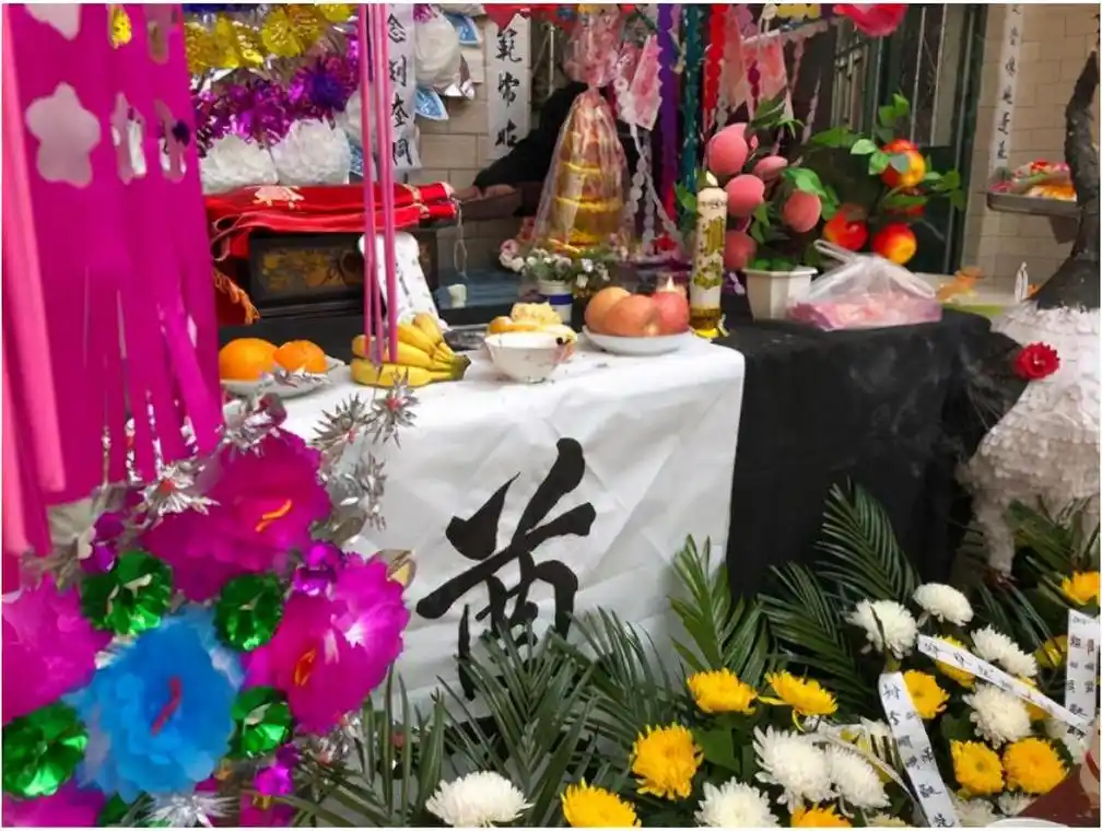 这个现象几乎在每个村子都有,尽管在老人去世后儿女厚葬,看起来是很