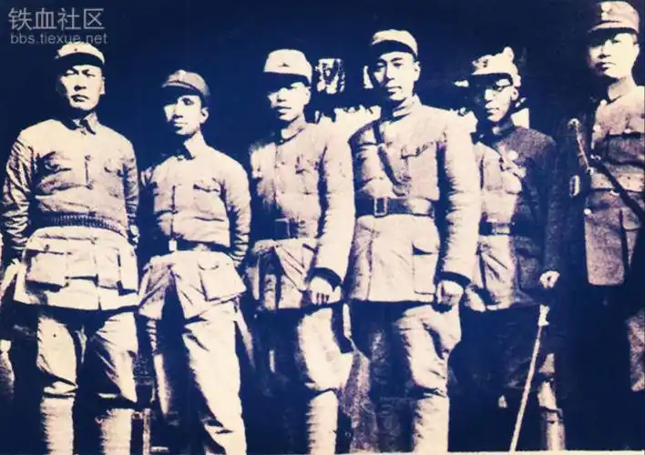 新四军军服基本同八路军一样,主要区别在臂章.