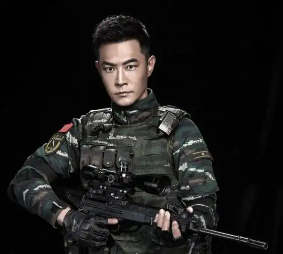 中又以酷帅的军装造型实力圈粉的张鲁一,之前就演绎过众多军人角色