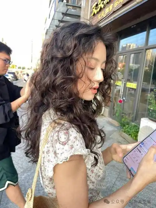 复古的卷发以其蓬松浪漫的大波浪和自然流畅的层次感,散发出一种柔美