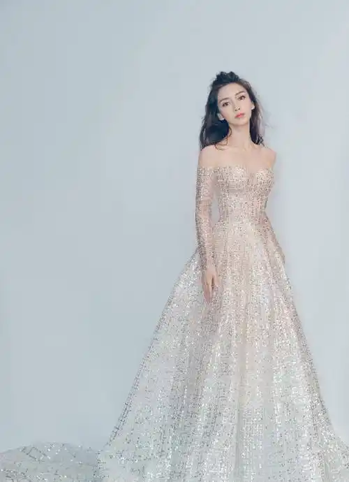 杨颖穿"星空裙"秀白嫩香肩,配波浪卷长发,魅力四射直击心底_活动_礼服