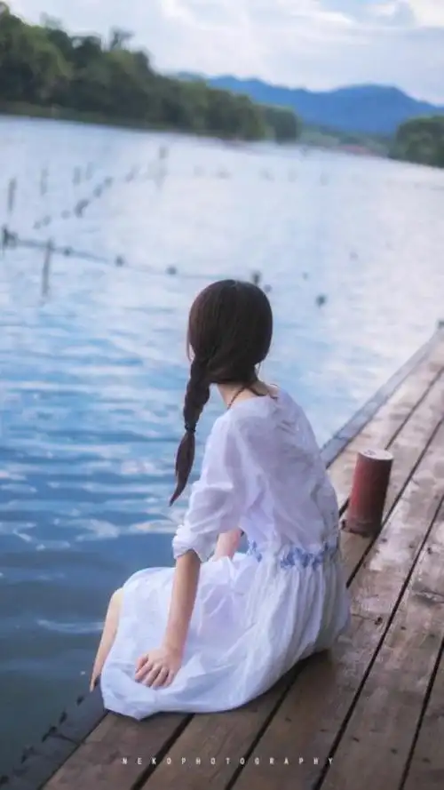 唯美女生背影图片伤感 我站在原点,始终很怀念