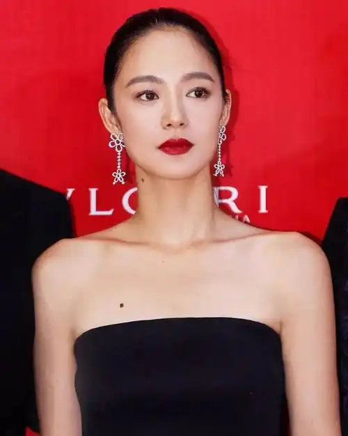 秦岚|"胸有大痣"是美人标配?10位胸口有朱砂痣的女星,个个貌美如花