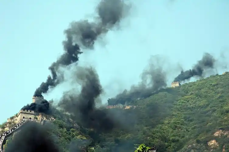 古代的烽火狼烟,飞鸽传书,快马驿站等等这些通过信号,文字,语言等进行