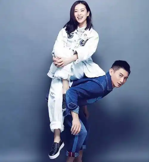 吴奇隆一家三口罕合体逛街,刘诗诗穿着朴素,老公抱娃乖巧等待