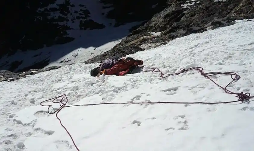 一女性登山者登顶后坠崖身亡