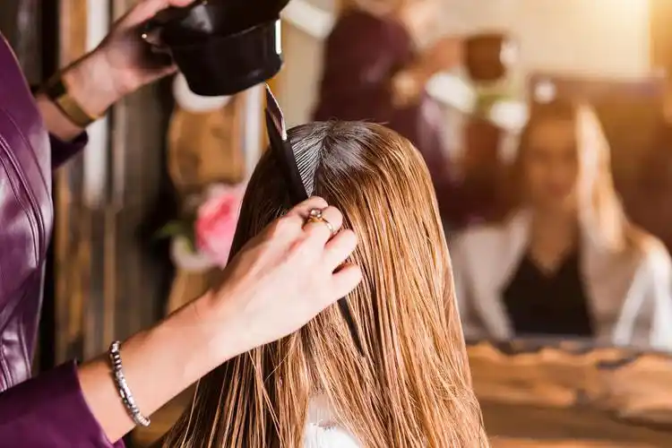 发型师在给女孩染发女生头发