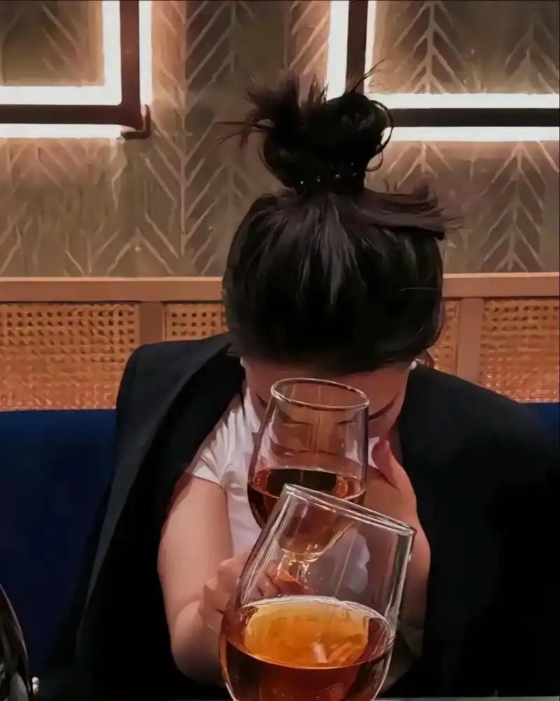 深夜的酒 #微醺时刻 #贪个小杯chill一下酒真是个好东 - 抖音