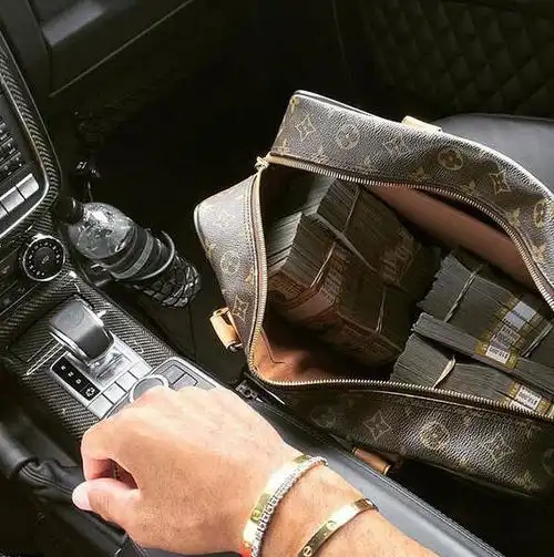 还有直接晒名包中的钞票的.