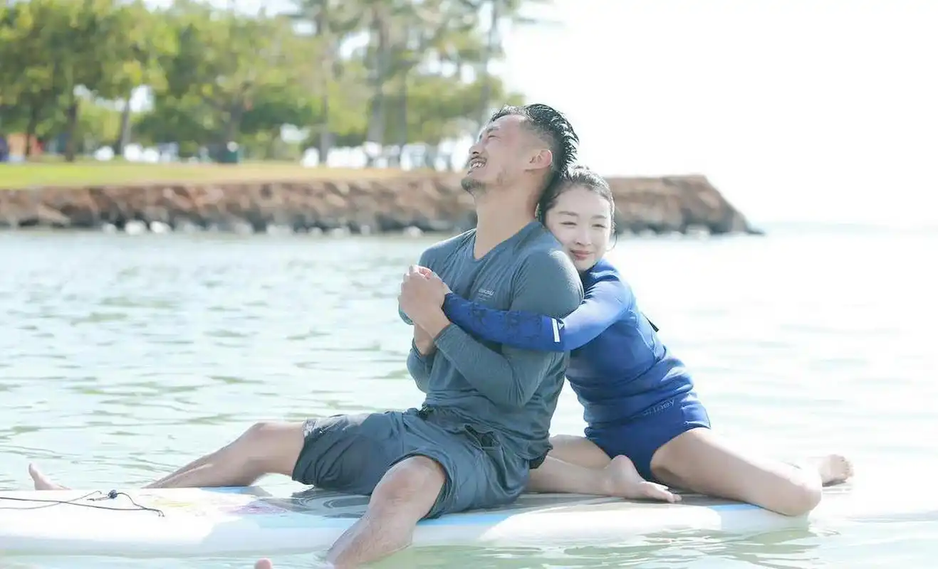 周冬雨和余文乐的水上瑜伽,看谁能抗拒原图.