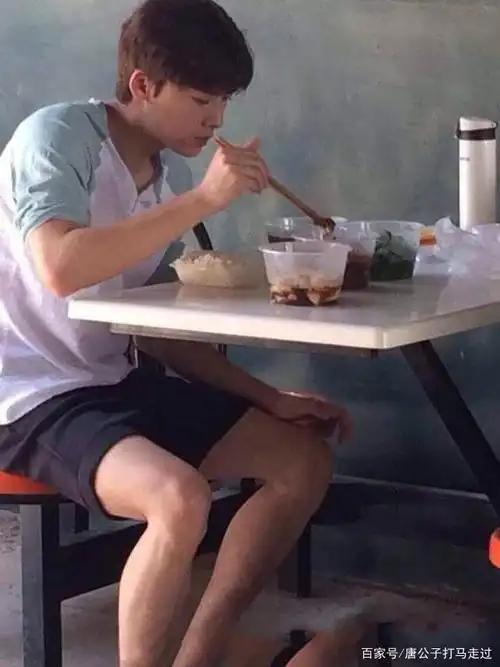 李易峰吃饭照片小集锦,还原生活中他真实可爱的一面