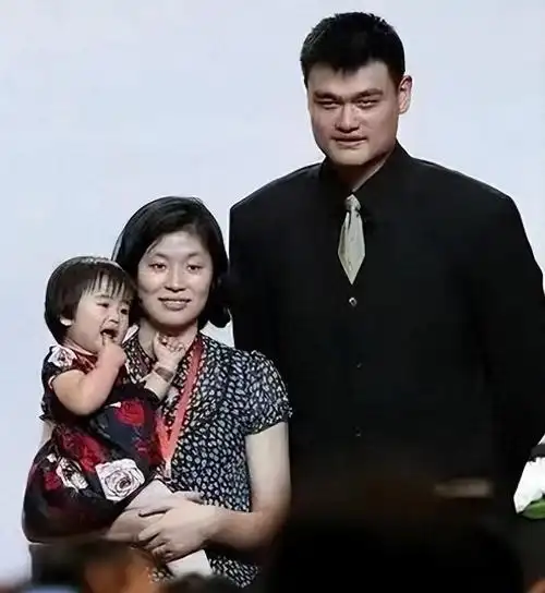 姚明女儿身高破193米14岁的萝莉面孔藏不住的巨人身