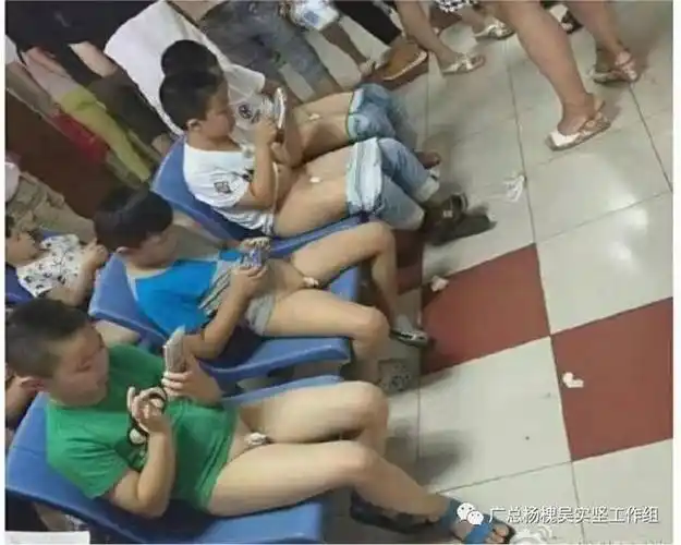 随着暑假的到来,医院里家长带小男孩来预约做包皮环切手术的也越来越