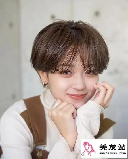 发型要点:空气感刘海,宽下巴避开卷度四方脸型最明显的特点,在于不论