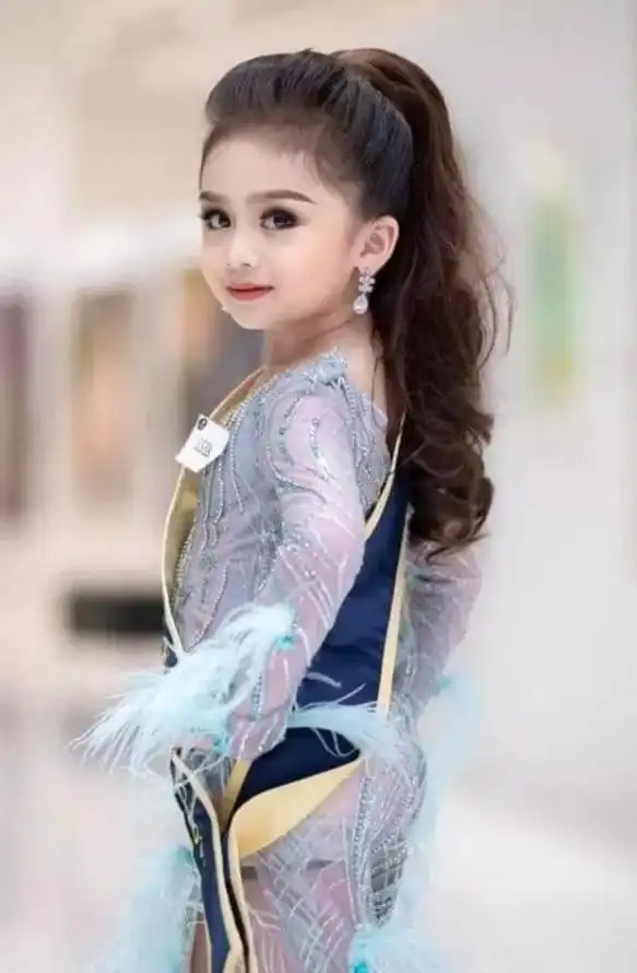 泰国6岁小女孩获选美冠军颜值超高却让人心疼失去了童真