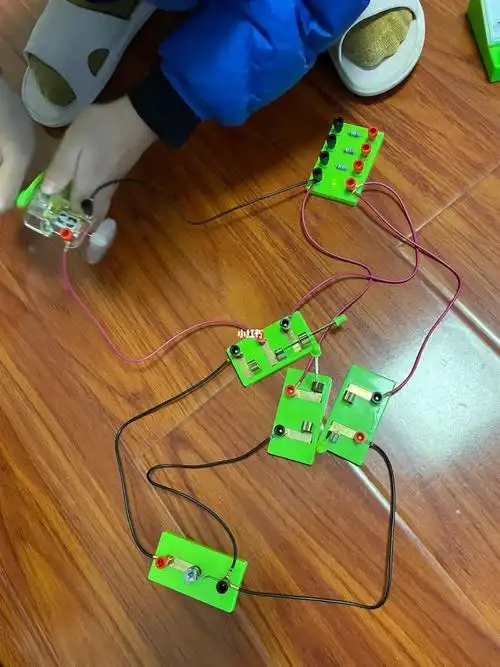 电学变化性很多,能玩到初中,而且万一停电了还能开小灯泡照