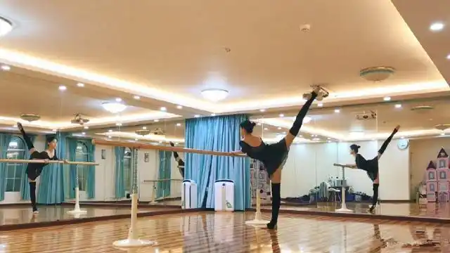 娱乐圈中女明星的一字马黄圣依高难度关晓彤尴尬她才是亮点