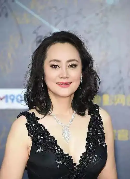 大宋佳:丈夫患病带女儿离开,转身赴美国嫁地产大亨,现状如何?