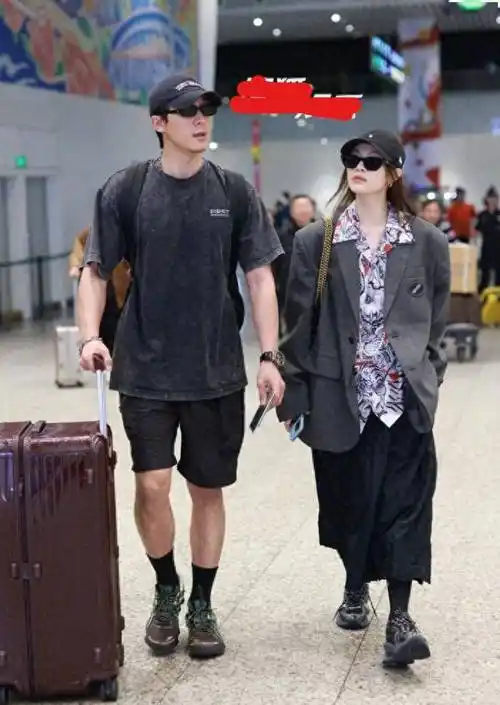 钟楚曦与新男友一起回国!