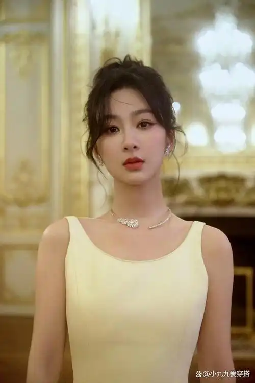 杨紫时装造型:白色羽毛衬衫搭配黑靴,舒适自然又仙气满满