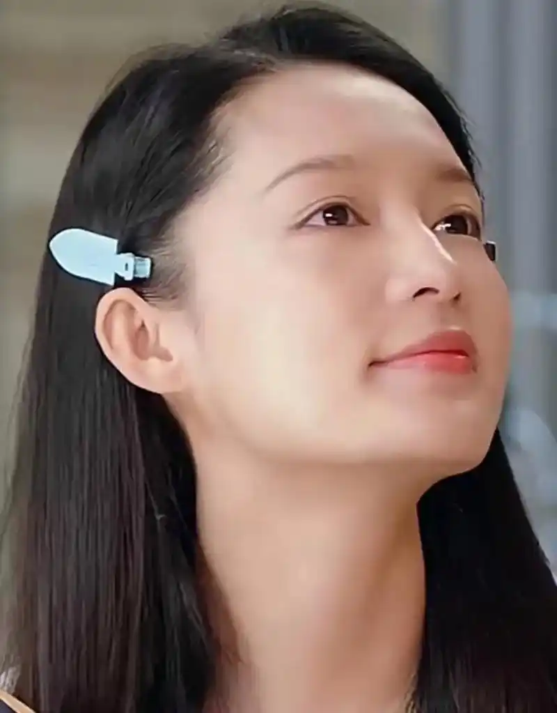 李沁近距离展示自己的颜值,她的双眼皮特别自然,不化妆的时候眼睛也亮